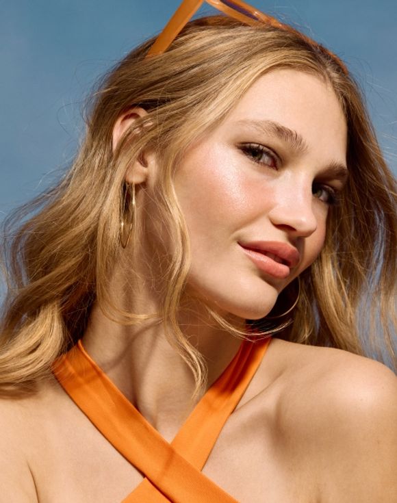 Model with glowing skin after using Anew Solaire After Sun Gel Lotion