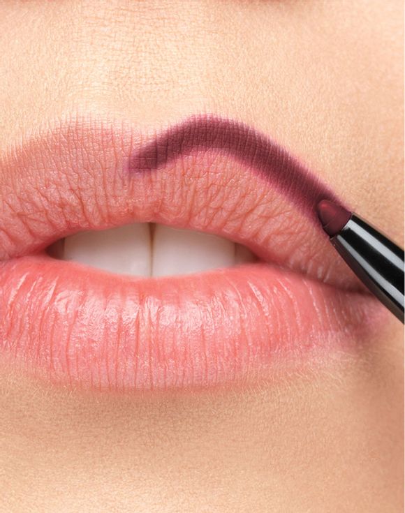 fmg Glimmer Lipliner being applied to lips closeup