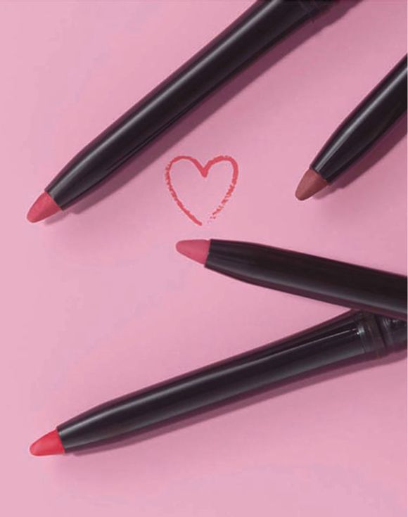 fmg Glimmer Lipliners on pink background with heart drawing