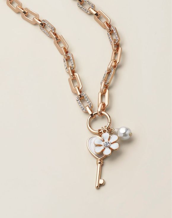 Sweet Daisy Charm Necklace - full view